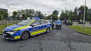 Na zdjęciu widać radiowóz, policjantów i motocyklistów.