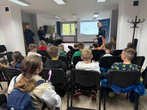 Na zdjęciu widać policjantów oraz uczniów podczas odwiedzin w żorskiej komendzie Policji.