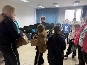 Na zdjęciu widać policjantów oraz uczniów podczas odwiedzin w żorskiej komendzie Policji.