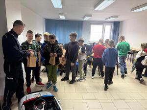 Na zdjęciu widać policjantów oraz uczniów podczas odwiedzin w żorskiej komendzie Policji.