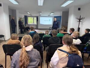 Na zdjęciu widać policjantów oraz uczniów podczas odwiedzin w żorskiej komendzie Policji.