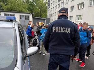 Na zdjęciu widać policjantów oraz uczniów podczas odwiedzin w żorskiej komendzie Policji.