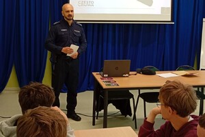Na zdjęciu widać policjanta oraz uczniów w trakcie zajęć.