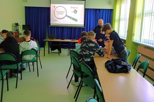 Na zdjęciu widać policjanta oraz uczniów w trakcie zajęć.