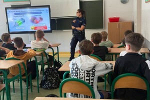 Na zdjęciu widać policjantkę oraz uczniów w trakcie wspólnych zajęć.