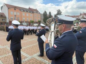 Na zdjęciu widać przebieg uroczystości ślubowania klas mundurowych na żorskim Rynku. Widać przedstawicieli służb mundurowych, klasy mundurowe.