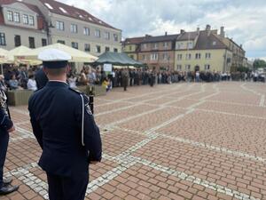 Na zdjęciu widać przebieg uroczystości ślubowania klas mundurowych na żorskim Rynku. Widać przedstawicieli służb mundurowych, klasy mundurowe.