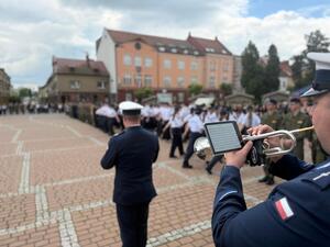 Na zdjęciu widać przebieg uroczystości ślubowania klas mundurowych na żorskim Rynku. Widać przedstawicieli służb mundurowych, klasy mundurowe.