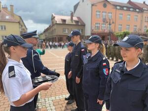 Na zdjęciu widać przebieg uroczystości ślubowania klas mundurowych na żorskim Rynku. Widać przedstawicieli służb mundurowych, klasy mundurowe.
