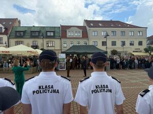 Na zdjęciu widać przebieg uroczystości ślubowania klas mundurowych na żorskim Rynku. Widać przedstawicieli służb mundurowych, klasy mundurowe.