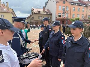 Na zdjęciu widać przebieg uroczystości ślubowania klas mundurowych na żorskim Rynku. Widać przedstawicieli służb mundurowych, klasy mundurowe.