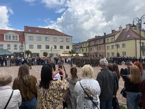 Na zdjęciu widać przebieg uroczystości ślubowania klas mundurowych na żorskim Rynku. Widać przedstawicieli służb mundurowych, klasy mundurowe.