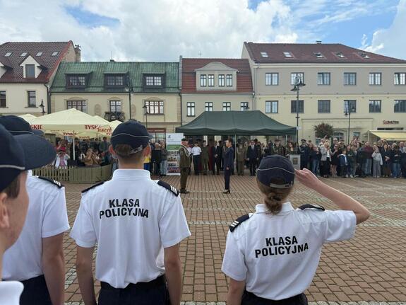 Na zdjęciu widać przebieg uroczystości ślubowania klas mundurowych na żorskim Rynku. Widać przedstawicieli służb mundurowych, klasy mundurowe.