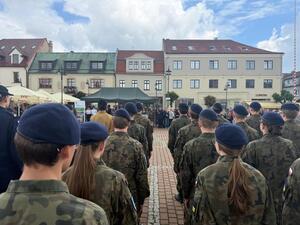 Na zdjęciu widać przebieg uroczystości ślubowania klas mundurowych na żorskim Rynku. Widać przedstawicieli służb mundurowych, klasy mundurowe.