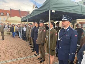 Na zdjęciu widać przebieg uroczystości ślubowania klas mundurowych na żorskim Rynku. Widać przedstawicieli służb mundurowych, klasy mundurowe.