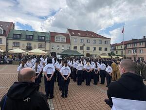 Na zdjęciu widać przebieg uroczystości ślubowania klas mundurowych na żorskim Rynku. Widać przedstawicieli służb mundurowych, klasy mundurowe.