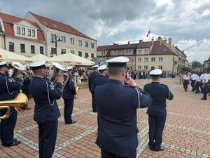 Na zdjęciu widać przebieg uroczystości ślubowania klas mundurowych na żorskim Rynku. Widać przedstawicieli służb mundurowych, klasy mundurowe.