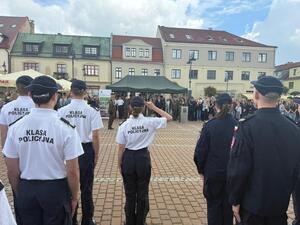 Na zdjęciu widać przebieg uroczystości ślubowania klas mundurowych na żorskim Rynku. Widać przedstawicieli służb mundurowych, klasy mundurowe.