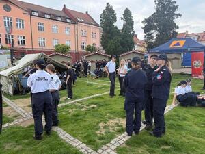 Na zdjęciu widać przebieg uroczystości ślubowania klas mundurowych na żorskim Rynku. Widać przedstawicieli służb mundurowych, klasy mundurowe.