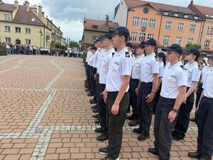 Na zdjęciu widać przebieg uroczystości ślubowania klas mundurowych na żorskim Rynku. Widać przedstawicieli służb mundurowych, klasy mundurowe.