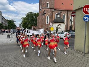 Na zdjęciu widać przebieg pochody z okaNa zdjęciu widać przebieg pochody z okazji obchodów Dnia Godności w Żorach.zji obchodów Dnia Godności w Żorach.