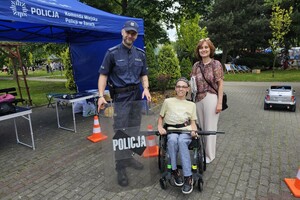 Na zdjęciu widać policjanta i uczestników festynu.