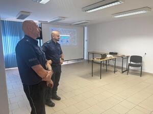 Na zdjęciu widać policjantów i uczestników spotkania.