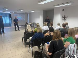 Na zdjęciu widać policjantów i uczestników spotkania.