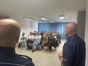 Na zdjęciu widać policjantów i uczestników spotkania.