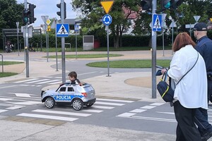 Na zdjęciu widać policjanta oraz inne osoby w trakcie zajęć profilaktycznych w Parku Cegielnia.