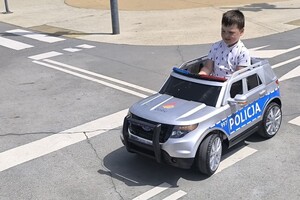Na zdjęciu widać policjanta oraz inne osoby w trakcie zajęć profilaktycznych w Parku Cegielnia.