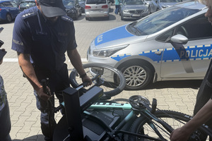 Na zdjęciu widać akcję znakowania rowerów.