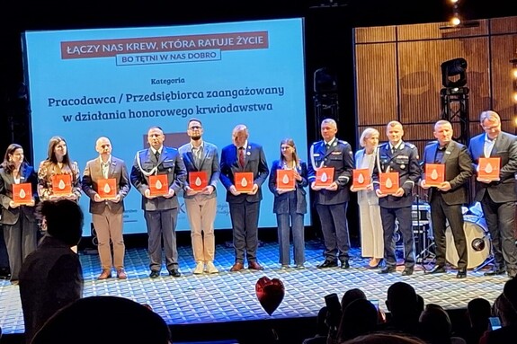 Na zdjęciu widać wyróżnione osoby podczas honorowej gali.