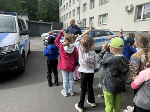 Na zdjęciu widać przedszkolaki podczas zwiedzania żorskiej komendy Policji.