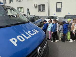 Na zdjęciu widać przedszkolaki podczas zwiedzania żorskiej komendy Policji.