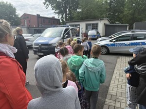 Na zdjęciu widać przedszkolaki podczas zwiedzania żorskiej komendy Policji.