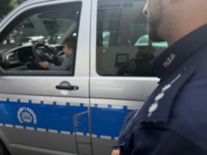 Na zdjęciu widać przedszkolaki podczas zwiedzania żorskiej komendy Policji.