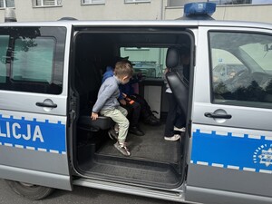 Na zdjęciu widać przedszkolaki podczas zwiedzania żorskiej komendy Policji.