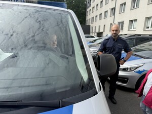 Na zdjęciu widać przedszkolaki podczas zwiedzania żorskiej komendy Policji.