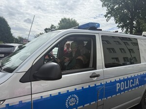 Na zdjęciu widać przedszkolaki podczas zwiedzania żorskiej komendy Policji.