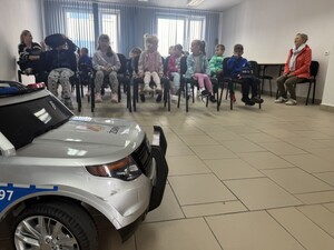 Na zdjęciu widać przedszkolaki podczas zwiedzania żorskiej komendy Policji.