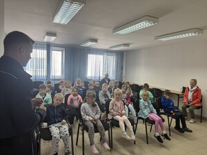 Na zdjęciu widać przedszkolaki podczas zwiedzania żorskiej komendy Policji.