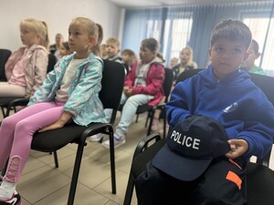 Na zdjęciu widać przedszkolaki podczas zwiedzania żorskiej komendy Policji.