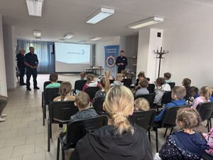 Na zdjęciu widać przedszkolaki podczas zwiedzania żorskiej komendy Policji.