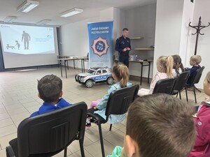 Na zdjęciu widać przedszkolaki podczas zwiedzania żorskiej komendy Policji.