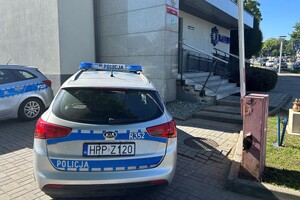 Na zdjęciu widać policyjny radiowóz przed komendą.