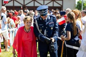 Na zdjęciu widać Komendanta Miejskiego Policji w Żorach, a obok kobietę.