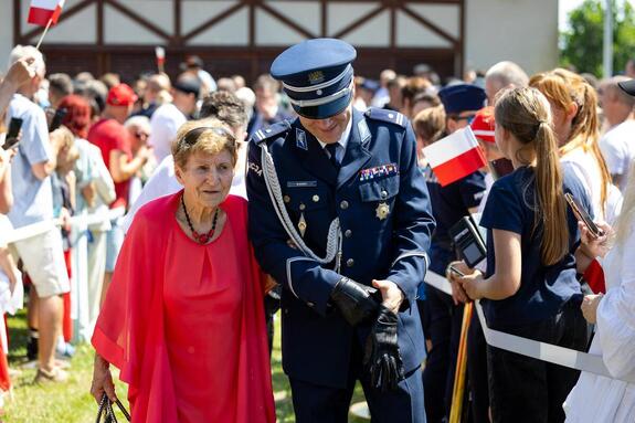 Na zdjęciu widać Komendanta Miejskiego Policji w Żorach, a obok kobietę.