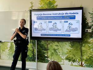 Na zdjęciu widać policjantki oraz dzieci podczas zajęć profilaktycznych.
