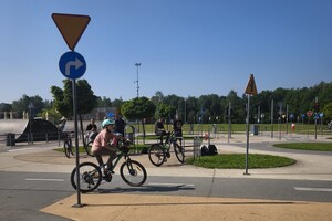 Na zdjęciu widać uczniów podczas egzaminu na kartę rowerową.